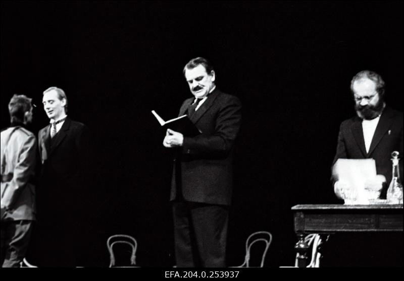Stseen lavastusest "Nii tehti Tartu rahu" "Vanemuise" teatris.