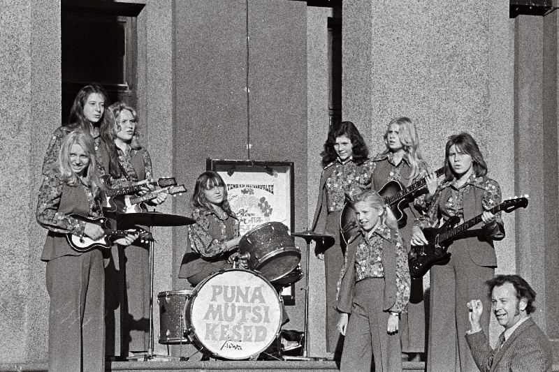 J. Tombi nimi. Kultuuripalee laste instrumentaal-vokaalansambli "Punamütsikesed" liikmed koos ringijuhi Heldur Vaabeliga.