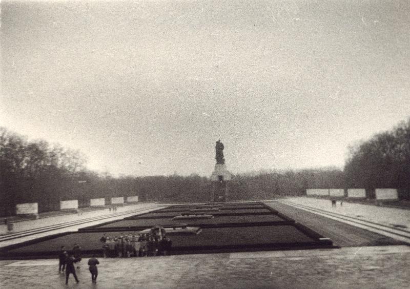 Eesti Geograafia Seltsi Saksa DV välisreisist osavõtjad Berliinis Treptowi pargis nõukogude sõdurite mälestusmärgi juures.