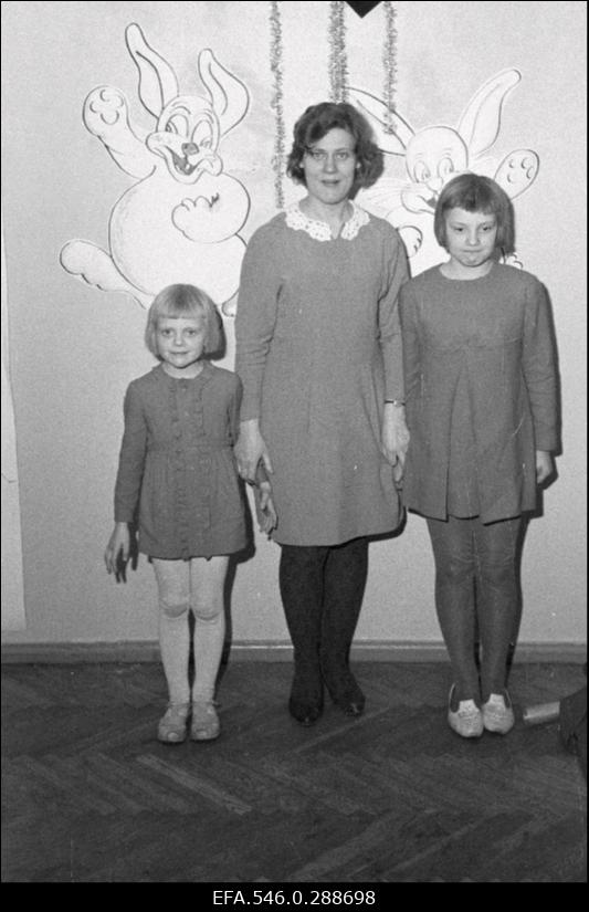 Laste nääripidu. Poseerimine mälestusfotoks.