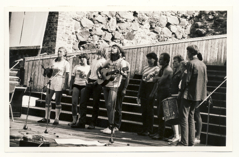 EÜE-84 kokkutulek Karksi-Nuias. Tundmatu rühm lauluvõistlusel