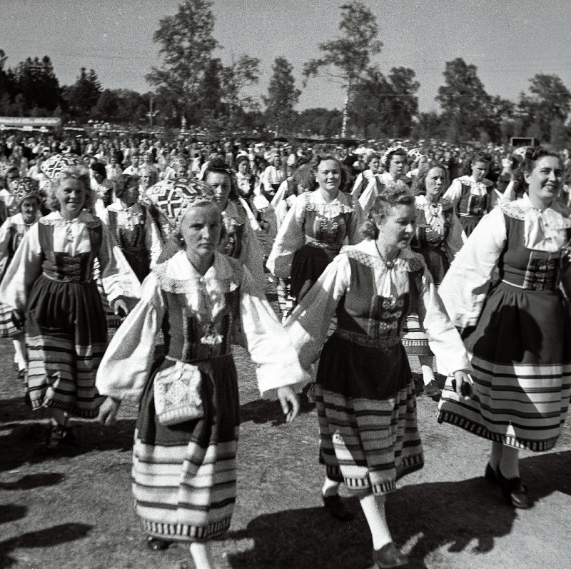 XIII üldlaulupeost osavõtjate rongkäik Lauluväljakul.