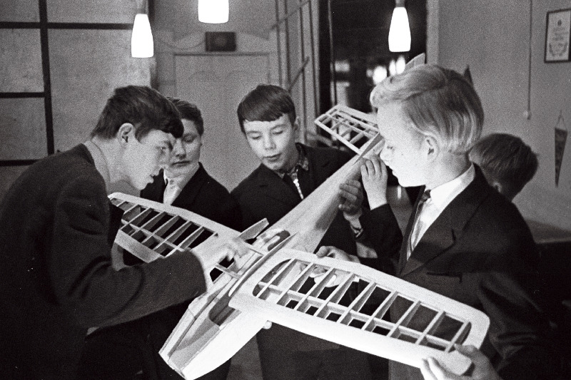 Viljandi Pioneeride Maja mudellennuringi juhataja, Viljandi Rajooni TSN Täitevkomitee ehitus ja arhitektuuri osakonna tehnik-valguskopeerija H. Unt (vasakul) pioneeride L. Orumetsa, T. Mäeranna ja R. Tammega omavalmistatud raadio teel juhitavat pilotaažmudelit kokku panemas.