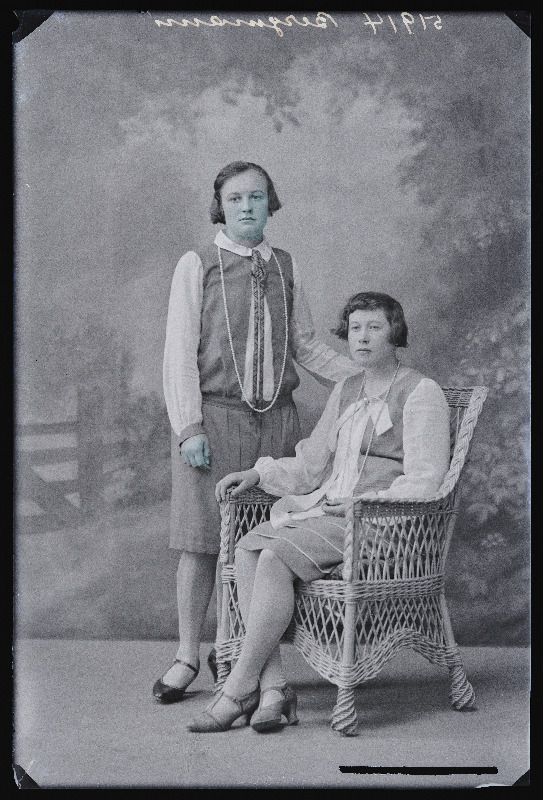 Kaks naist, (foto tellija Bergmann).