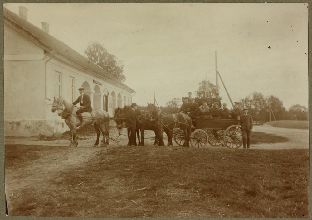 Usuteaduse Üliõpilaste Seltsi liikmed maipühade väljasõidul kõrtsi ees
