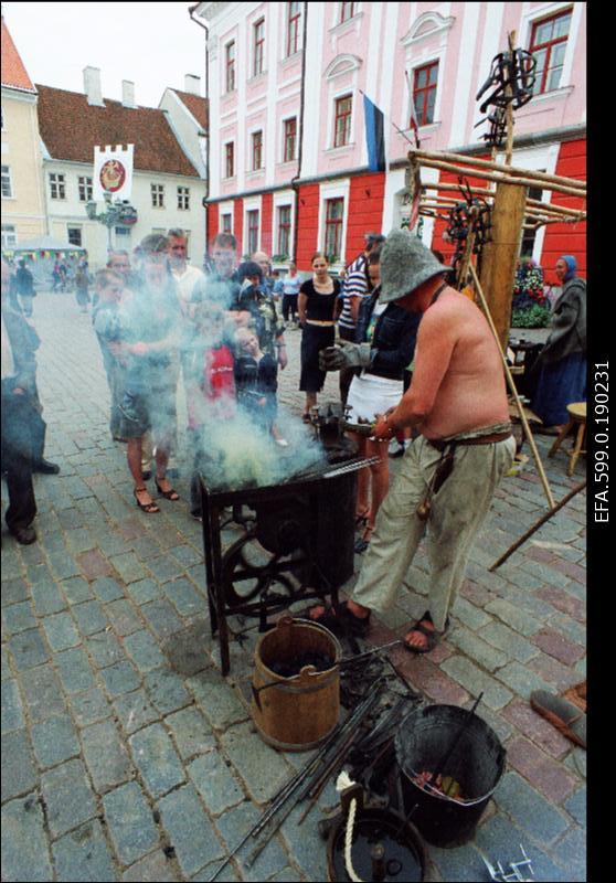 Sepatöötegemine Hansapäevade ajal Raekoja  platsil.