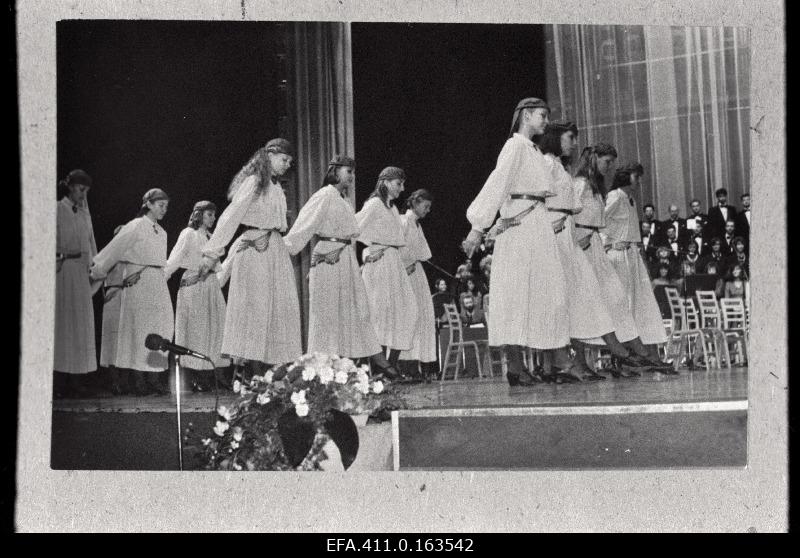 Tallinna Tehnikaülikooli 75. aastapäeva tähistamise kontserdil Linnahallis esineb TTÜ rahvatantsuansambel “Kuljus”.