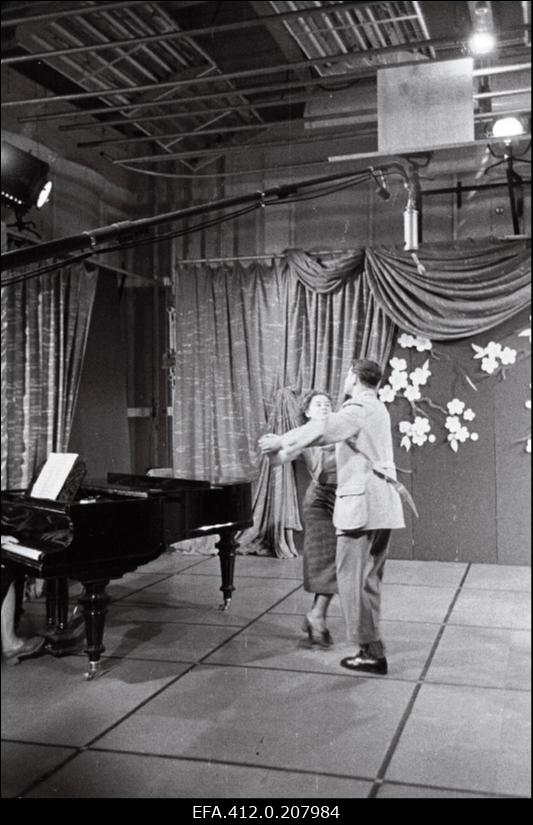 Estraadisaate salvestamine ETV-s (J.Järvet ja lõnguste tants).AK nalja - ja satiirinurk?