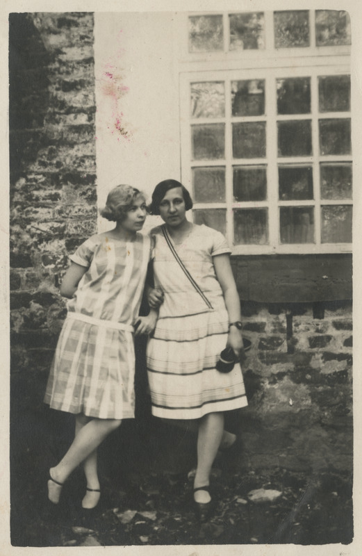 Selma ja Helene akna juures seismas