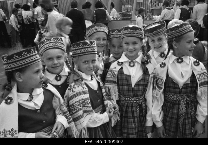 V Koolinoorte laulu- ja tantsupidu.