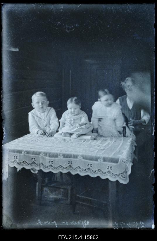 Lapsed toas laua taga, tagaplaanil vanahärra, (foto tellija Gross).