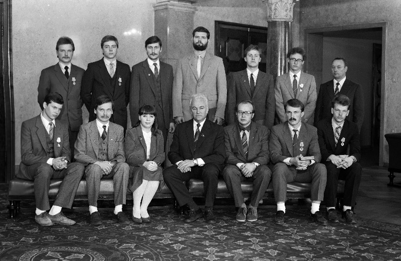 Eesti NSV Ülemnõukogu Presiidiumis autasustatud Eesti Üliõpilaste Ehitusmaleva komandörid ja liikmed. Esireas keskel Eesti NSV Ülemnõukogu Presiidiumi esimees Arnold Rüütel.