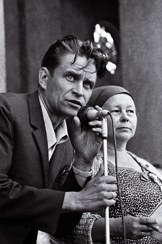 Eesti NSV 30. aastapäevale pühendatud rahvatantsupeo kunstiline juht Helju Mikkel ja üldjuht Ilmar Moss rahvatantsupeo eelproovi läbi viimas.