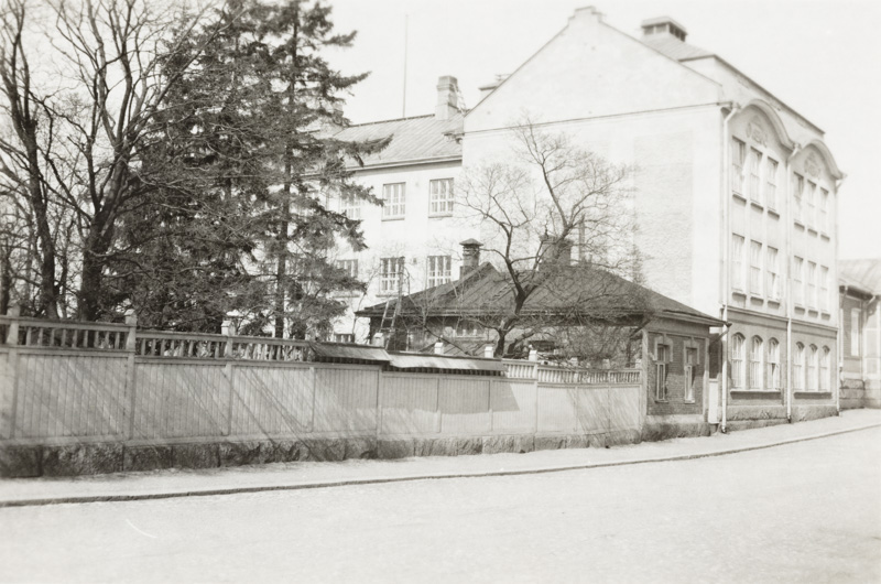 Topeliuksen kansakoulun päärakennus Pakkarinkadun suunnalta vuonna 1955.