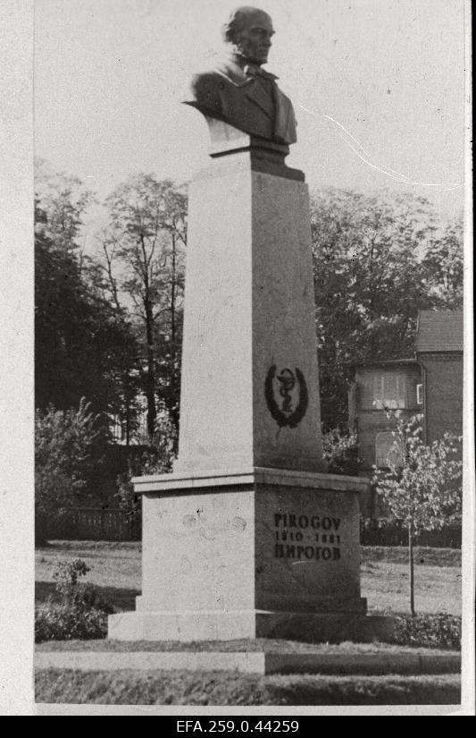 Tartu Riikliku Ülikooli 150. aasta juubelipidustuste ajal avatud mälestussammas N.I. Pirogovile.