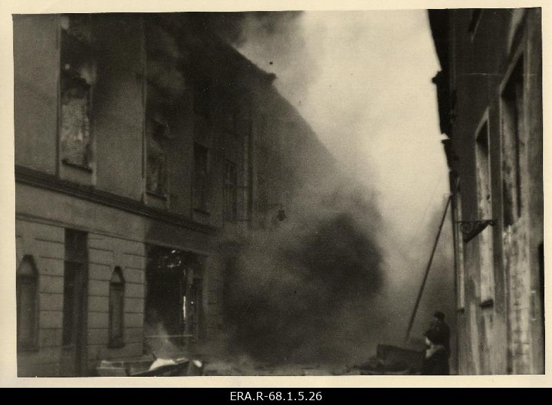 Märtsipommitamise tagajärjed Tallinnas: põlevad majad Dunkri tänaval rünnakule järgnenud päeval