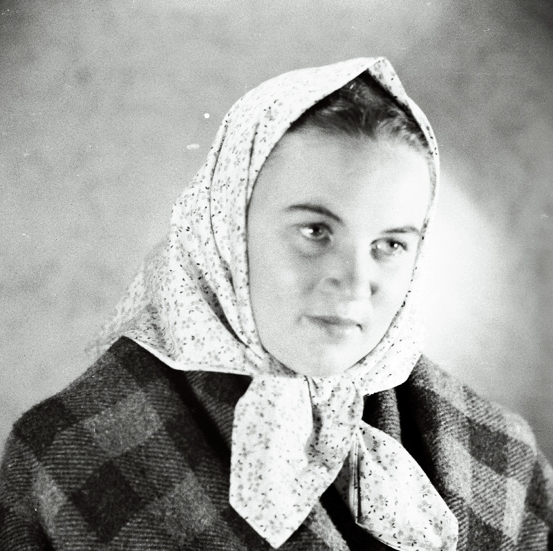 Näitleja Leida Laius Katku Liisu osas Aadu Hindi samanimelise romaani järgi seatud Andres Särevi dramatiseeringus Tuuline rand. V. Kingissepa nimelises TR Draamateatris.