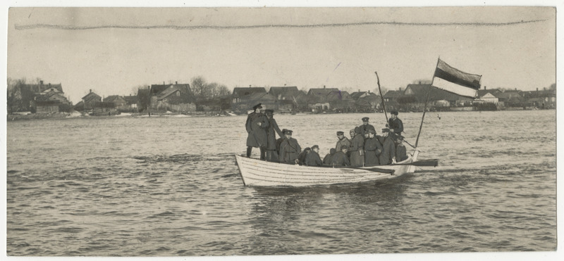 Eesti sõdurid teel Vasknarvast paadiga üle Narva jõe Skamjasse Narva-tagust üle võtma pärast Tartu rahulepingu jõustumist