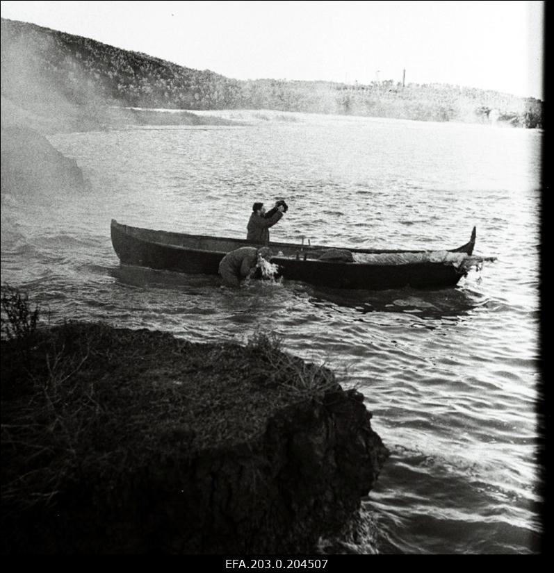 Stseen filmistuudio "Tallinnfilm" mängufilmist "Gladiaator". Joonas Tihu (Vitautas Tomkus) ja Tiidrik (Heino Raudsik) põgenevad vangilaagrist - paadiga merel.