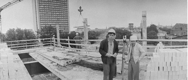 Tallinna Ehitustrusti Ehitusvalitsuse nr.4 töödejuhataja J. Jantšuk (paremal) ja brigadir V. Gavriljuk peapostkontori ehitusel.