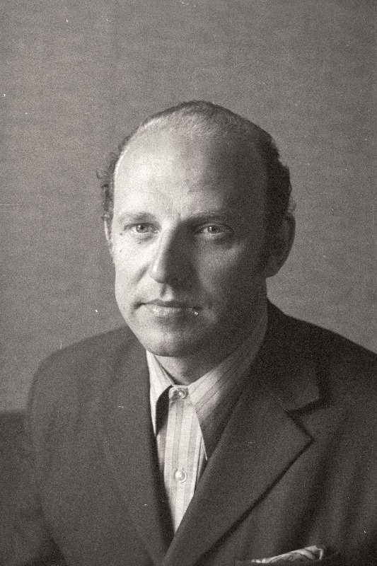 Maiste, Teo-Endel, Eesti NSV teeneline kunstitegelane - RAT "Estonia" ooperisolist.