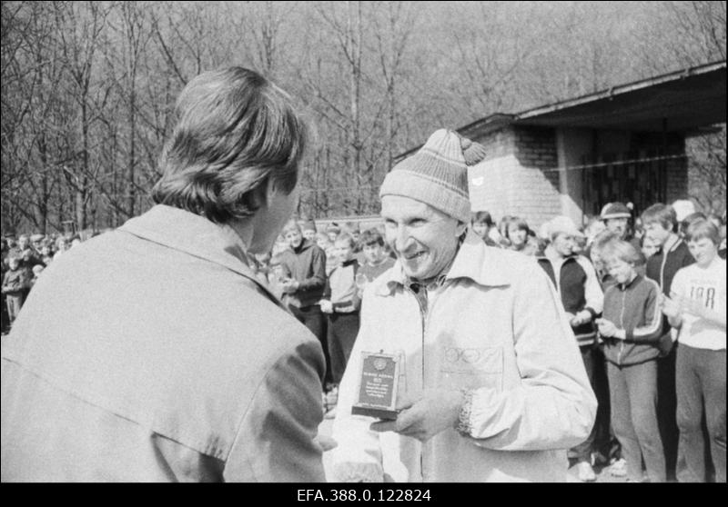 Ümber Viljandi järve jooksust 30.korda osavõtnud Elmar Ardma autasustamine Eesti NSV Spordikomitee teeneteplaadiga.