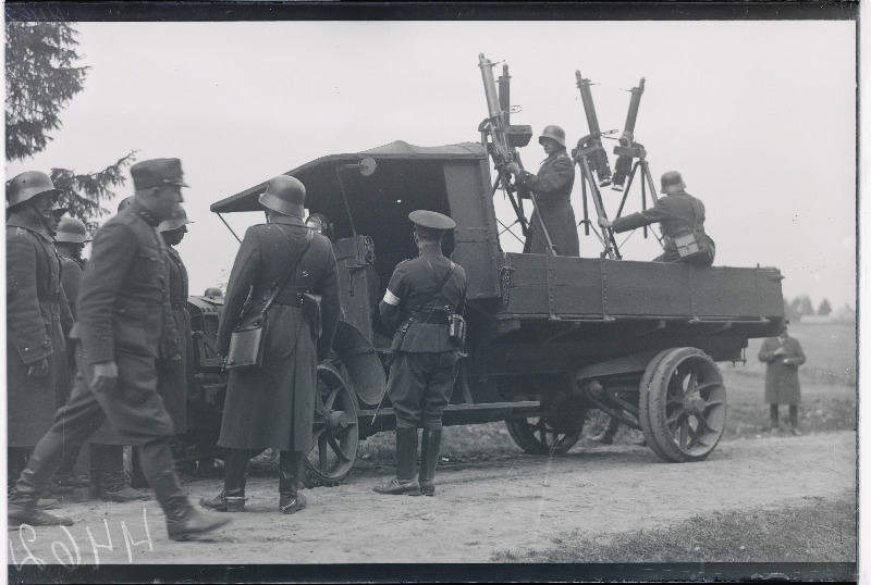 Eesti kaitseliitlased manöövreile minemas.