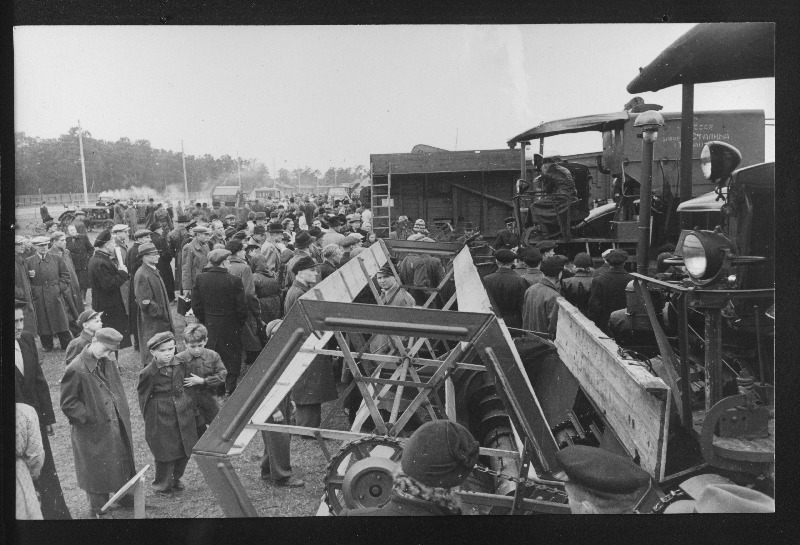 Põllumajandusliku tehnikaga tutvumine vabariiklikul põllumajandusnäitusel.