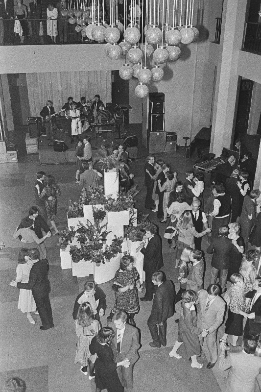 Avavalss XII ülemaailmsele noorsoo- ja üliõpilasfestivalile pühendatud ballil J. Tombi nim. Kultuuripalees.