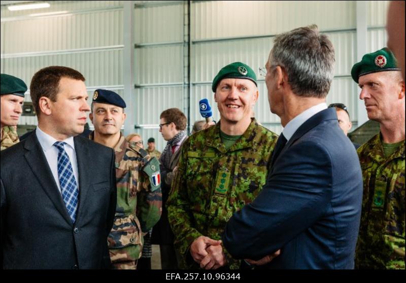 Kaitseministrite mitteametlik kohtumine. Peaminister Jüri Ratas ja NATO peasekretär Jens Stoltenberg Tapa baasi külastamas.