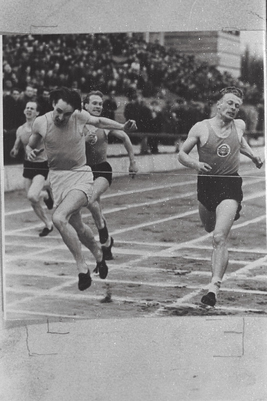 400 m jooksu finiš Tallinn-Tartu matškohtumisel, vasakult: E. Kalmre, U. Teedemaa, F. Joseph ja Ü. Laaspere.