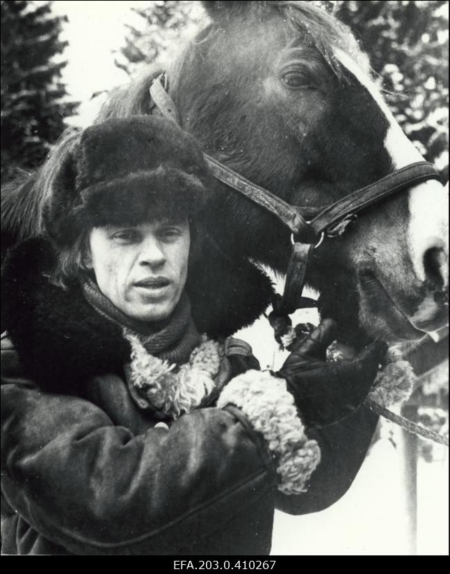 Tallinnfilmi mängufilmi "Tuulte pesa" filmimine. Filmi režissöör Olav Neuland.