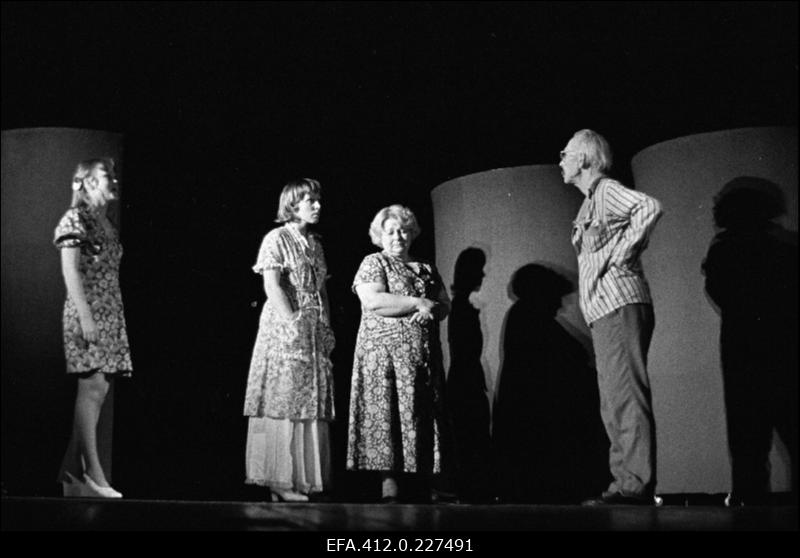 J. Tombi nim Rahvateatri etenduse "Mees ja naine vajavad tuba" proov.