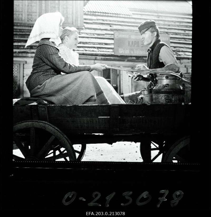 Kaader Tallinnfilmi mängufilmist "Suvi".  Raja Teele osas Riina Hein,  Aliide osas Tiina Rääk, Jorh Adniel Kiire osas Margus Lepa.