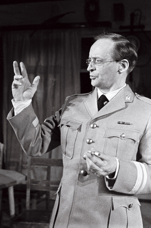 Näitleja Jüri Järvet erumajor Krutana V. Kingissepa nimelises TRA Draamateatris lavastanud M. Kundera näidendis Need, kelle käes on võtmed.