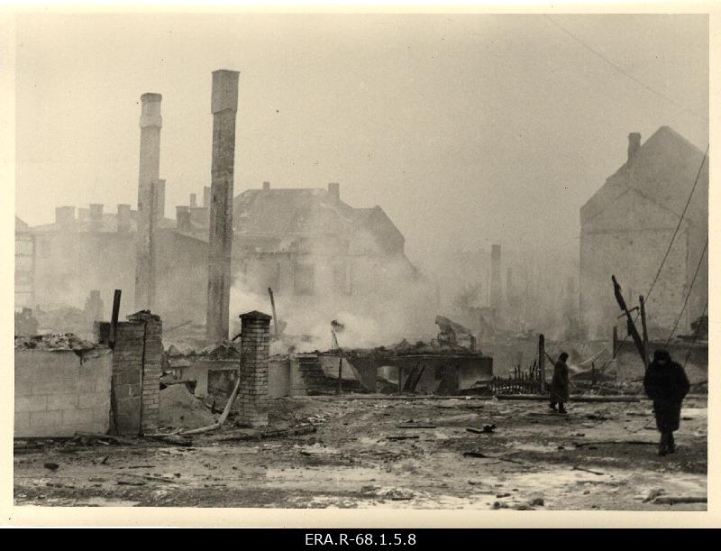 Vaade purustatud hoonetele Liivamäe tänavas märtsipommitamisele järgnenud päeval