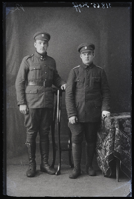 Kaks sõjaväelast, (foto tellija Koff [Tõnis Kohv]).