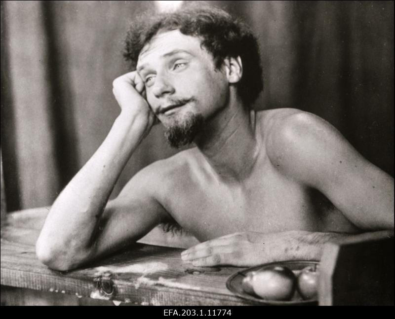 Stseen Tallinnfilmi mängufilmist "Viimne reliikvia". Hans von Risbiter (Raivo Trass).