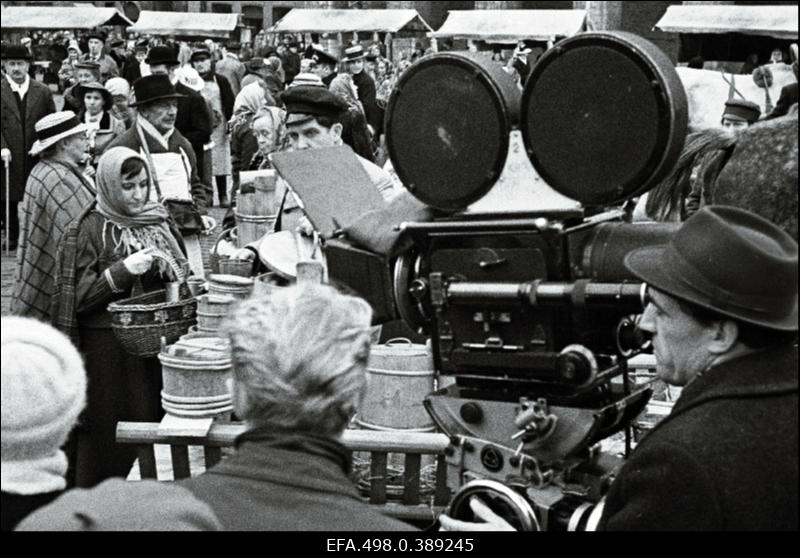 Tallinnfilmi mängufilmi Mäeküla  piimamees võtted Raekoja platsil.