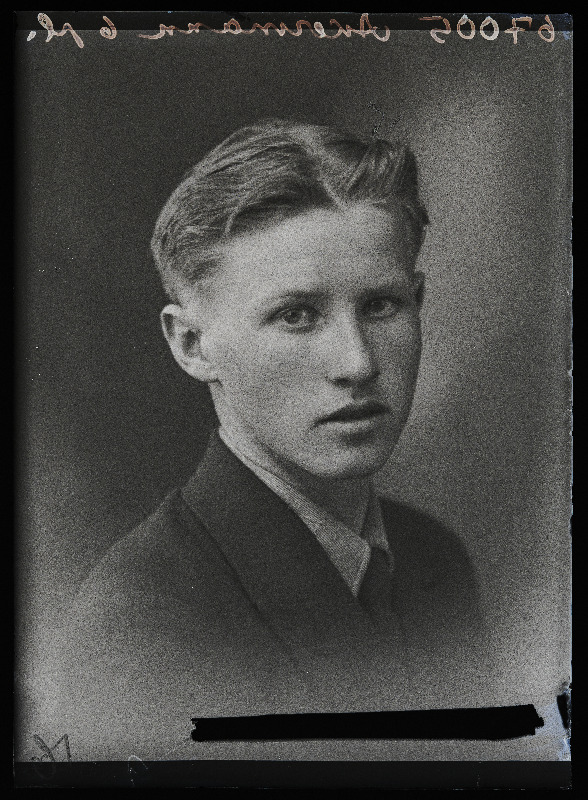 Akermann [Viljandi Poeglaste Keskkooli abiturient Roman Vakerman].