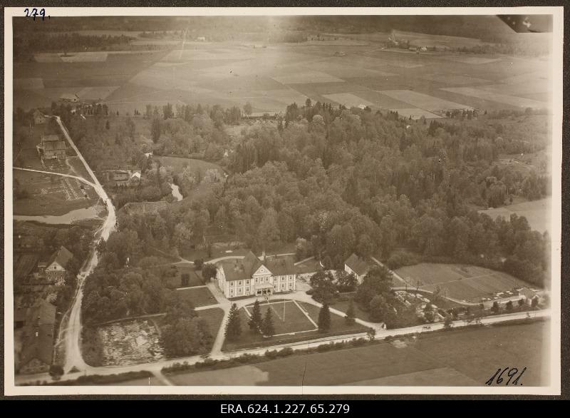Vaade õhust maastikule hoonetega; foto 1. Lennuväedivisjoni fotopositiivide kogust