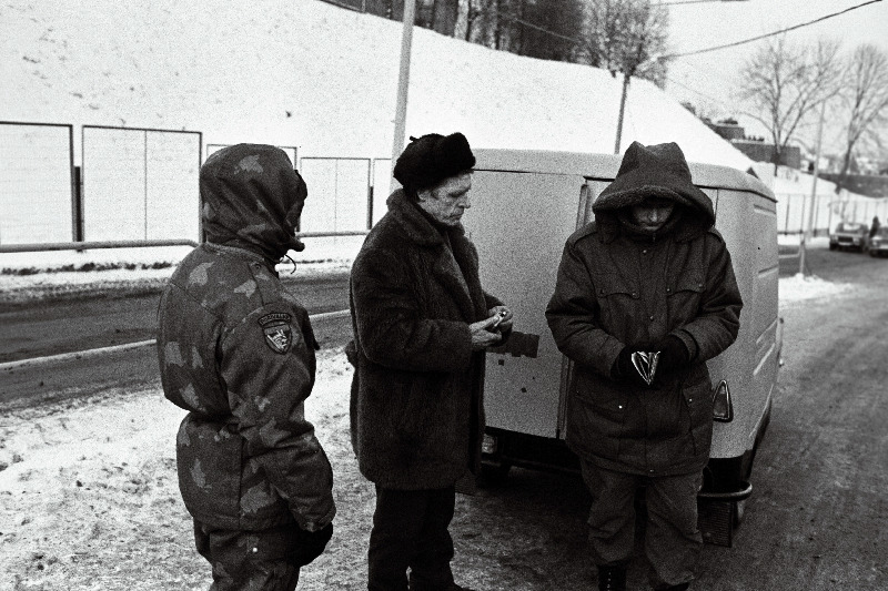 Narva piiripunkt, eraauto kontrollimine.