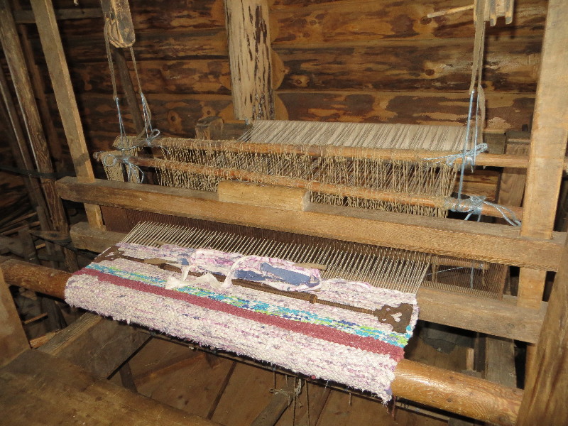 Mustjõe Kõrtsitalu. Sisevaade. Kangasteljed.