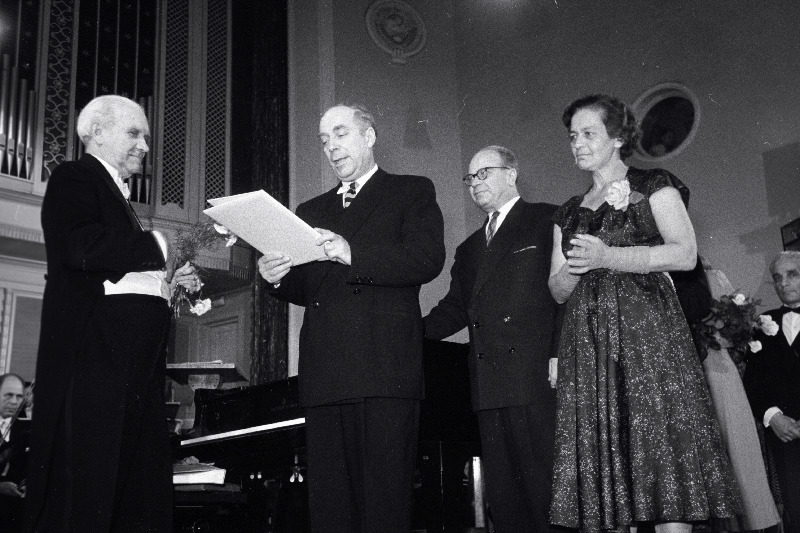 ENSV Heliloojate Liidu esimees Eugen Kapp õnnitlemas heliloojat ja pianisti Artur Lembat tema 75. sünnipäeval "Estonia" kontserdisaalis.