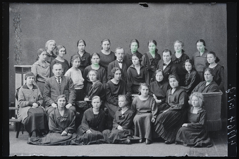 Viljandi Kroonu Tütarlaste Gümnaasiumi õpilased ja õpetajad.