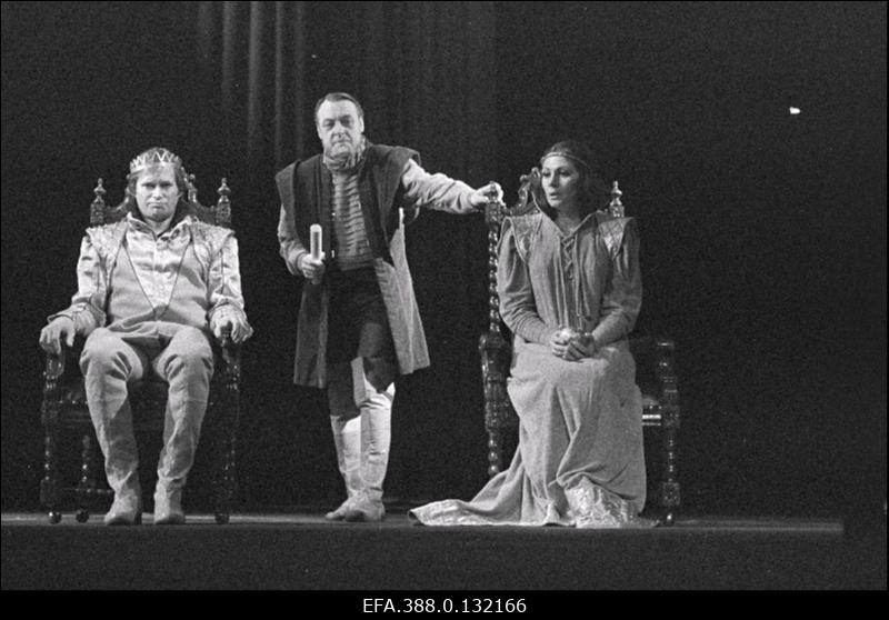 Stseen W. Shakespeare'i näidendist "Hamlet" Viljandi Draamateatris "Ugala". Osades (vasakult) Viljo Saldre, Rein Malmsten ja Leila Säälik.