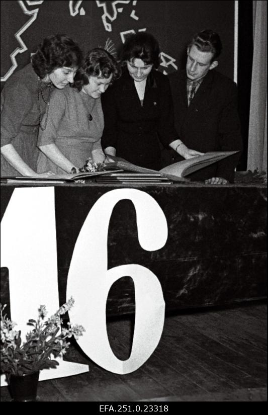 Individuaalõmblusvabriku Lembitu komsomolikomitee sekretär Meeli Kiho (vasakult), Naha- ja Jalatsikombinaadi Kommunaar komsomolikomitee sekretäri asetäitja Helmi Jalast, komsomoli Mererajooni komitee liige Ludmilla Kurme ja ELKNÜ Keskkomitee instruktor vaatavad raadiotehase Punane Ret kommunistlike noorte raportit Mererajooni komsomoliorganisatsiooni 16. aastapäeval.