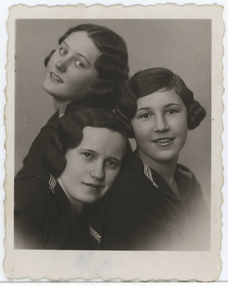 Kolm noort naist, ees vasakul Salme Maling (Maimre), paremal Laine Järv