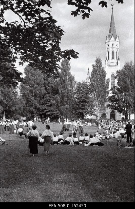 Viljandi folkloorifestival “Baltika 1992.” Paistu kiriku juures.