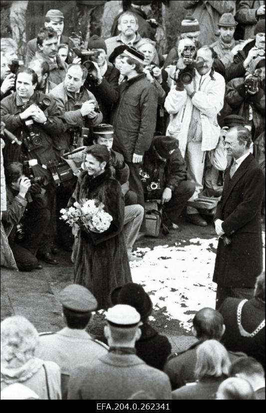 Rootsi kuningas ja kuninganna Tartus Gustav II Adolfi vastavatud kuju juures.